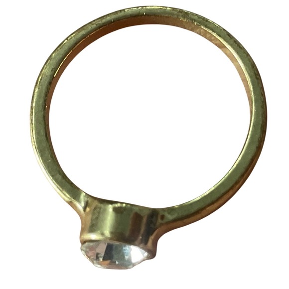 Vintage Gold Tone Metal Rhinestone Solitaire Ring Size 9 Clear Bezel Set Classic - Picture 2 of 6